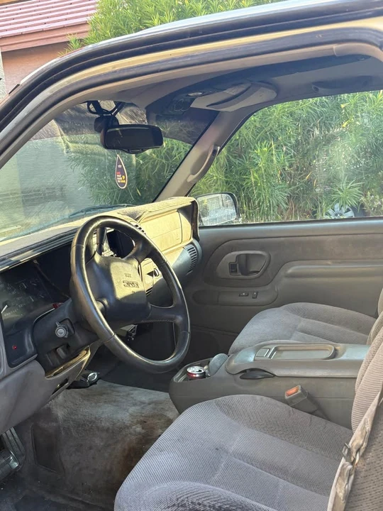 1998 GMC Suburban - Image 6 of 10