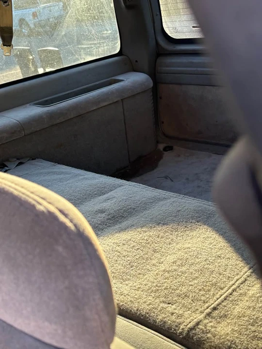 1998 GMC Suburban - Image 8 of 10