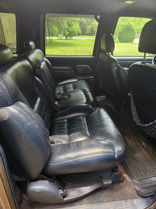 1998 GMC Suburban 8th Gen - Image 2 of 9