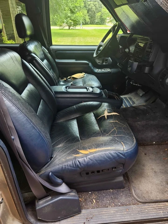 1998 GMC Suburban 8th Gen - Image 3 of 9