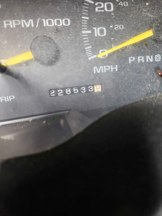 1998 GMC Suburban 8th Gen - Image 8 of 9