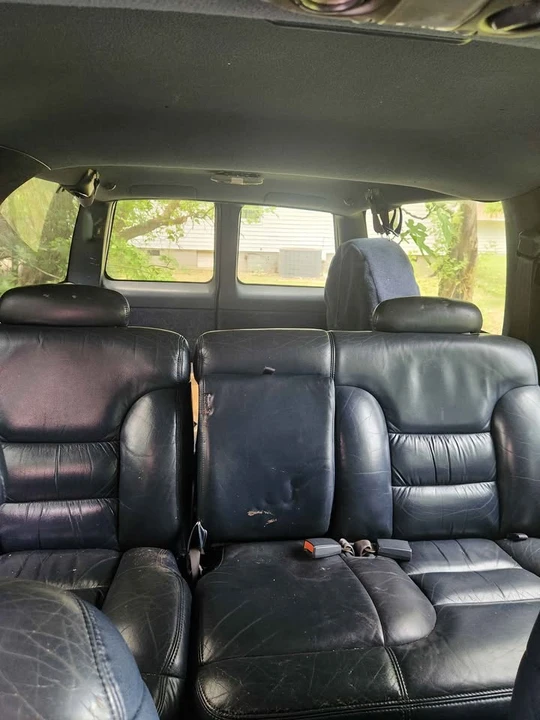 1998 GMC Suburban 8th Gen - Image 4 of 9