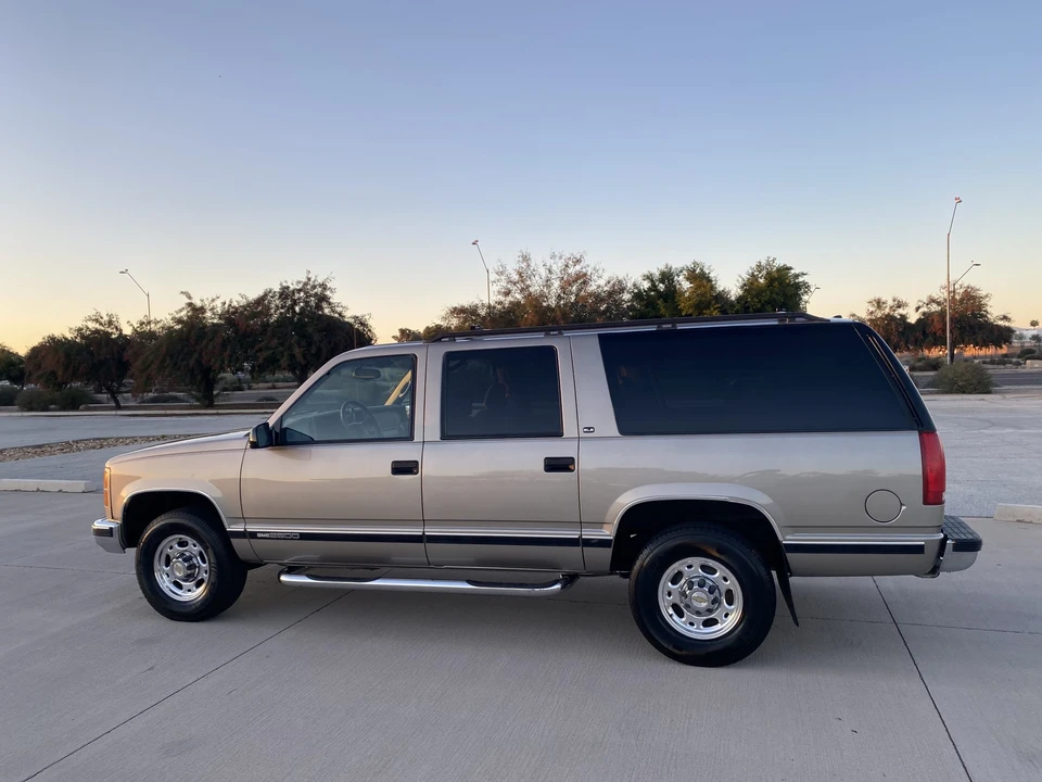 1998 GMC Suburban 8th Gen - Image 26 of 31