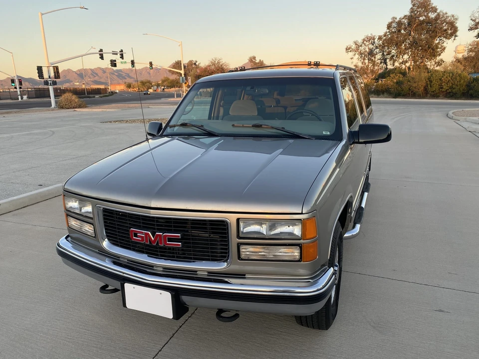 1998 GMC Suburban 8th Gen - Image 2 of 31