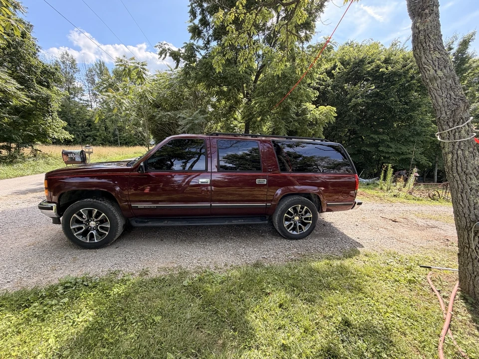 1998 GMC Suburban 8th Gen - Image 2 of 10