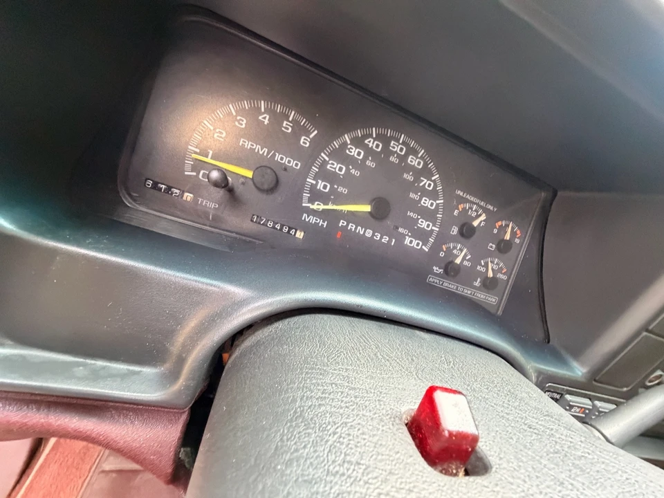 1998 GMC Suburban 8th Gen - Image 7 of 10