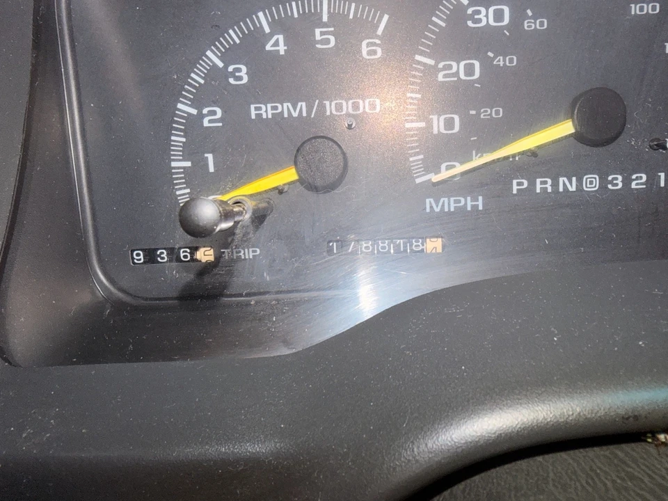 1998 GMC Suburban 8th Gen - Image 9 of 10