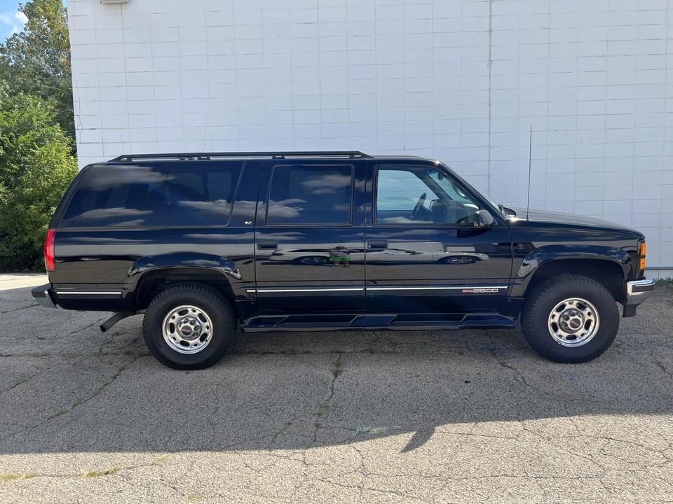 1998 GMC Suburban 8th Gen - Image 3 of 31