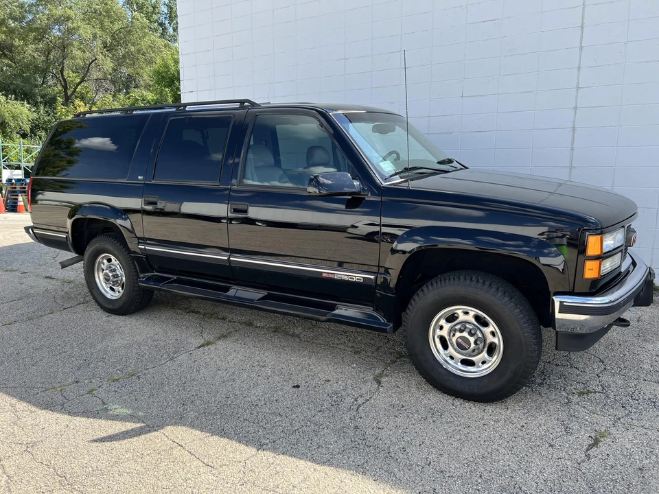 1998 GMC Suburban 8th Gen - Image 2 of 31