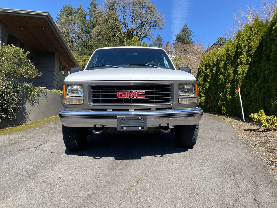 1998 GMC Suburban 8th Gen - Image 2 of 31