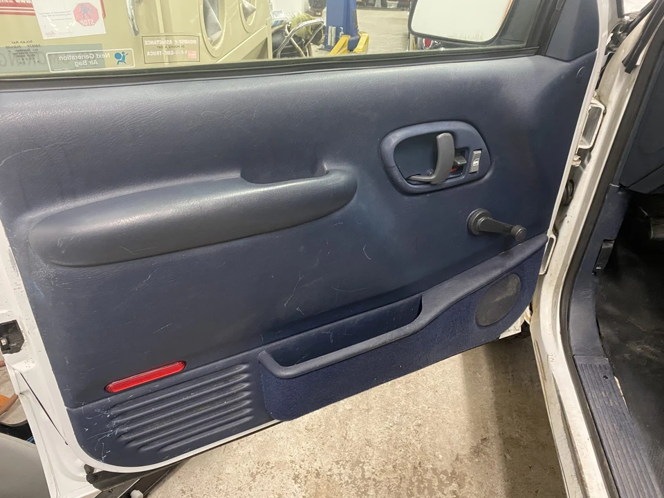 1998 GMC Suburban 8th Gen - Image 21 of 31