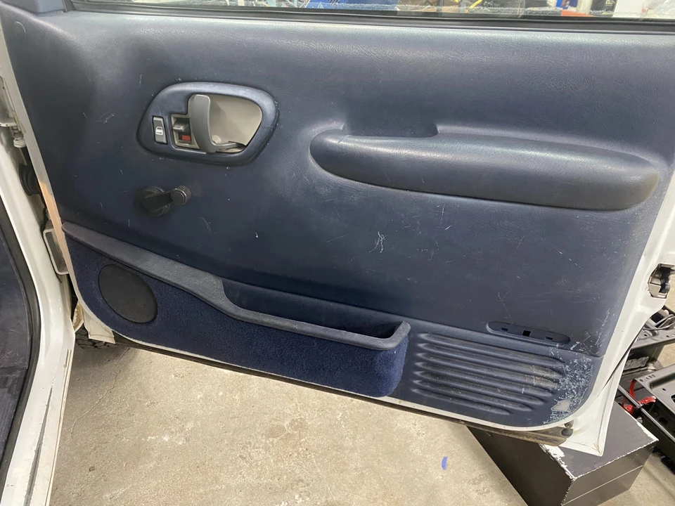 1998 GMC Suburban 8th Gen - Image 25 of 31