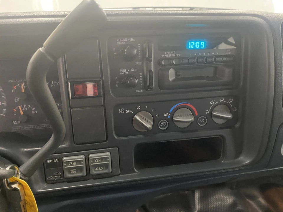 1998 GMC Suburban 8th Gen - Image 30 of 31