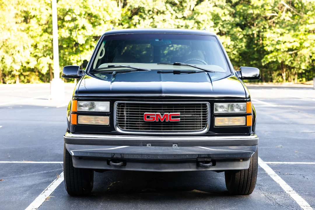 1998 GMC Suburban 8th Gen - Image 3 of 31