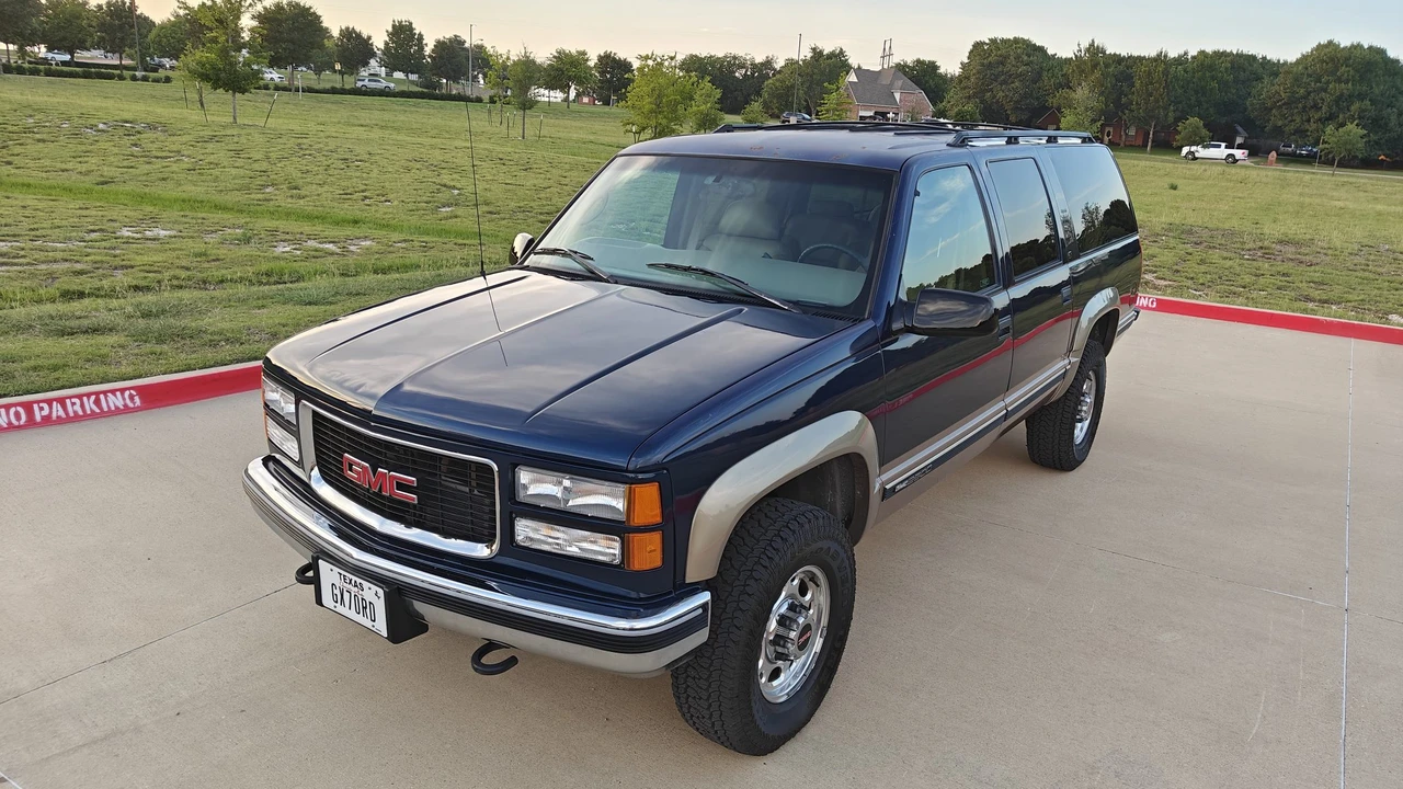 1998 GMC Suburban 8th Gen - Image 2 of 31