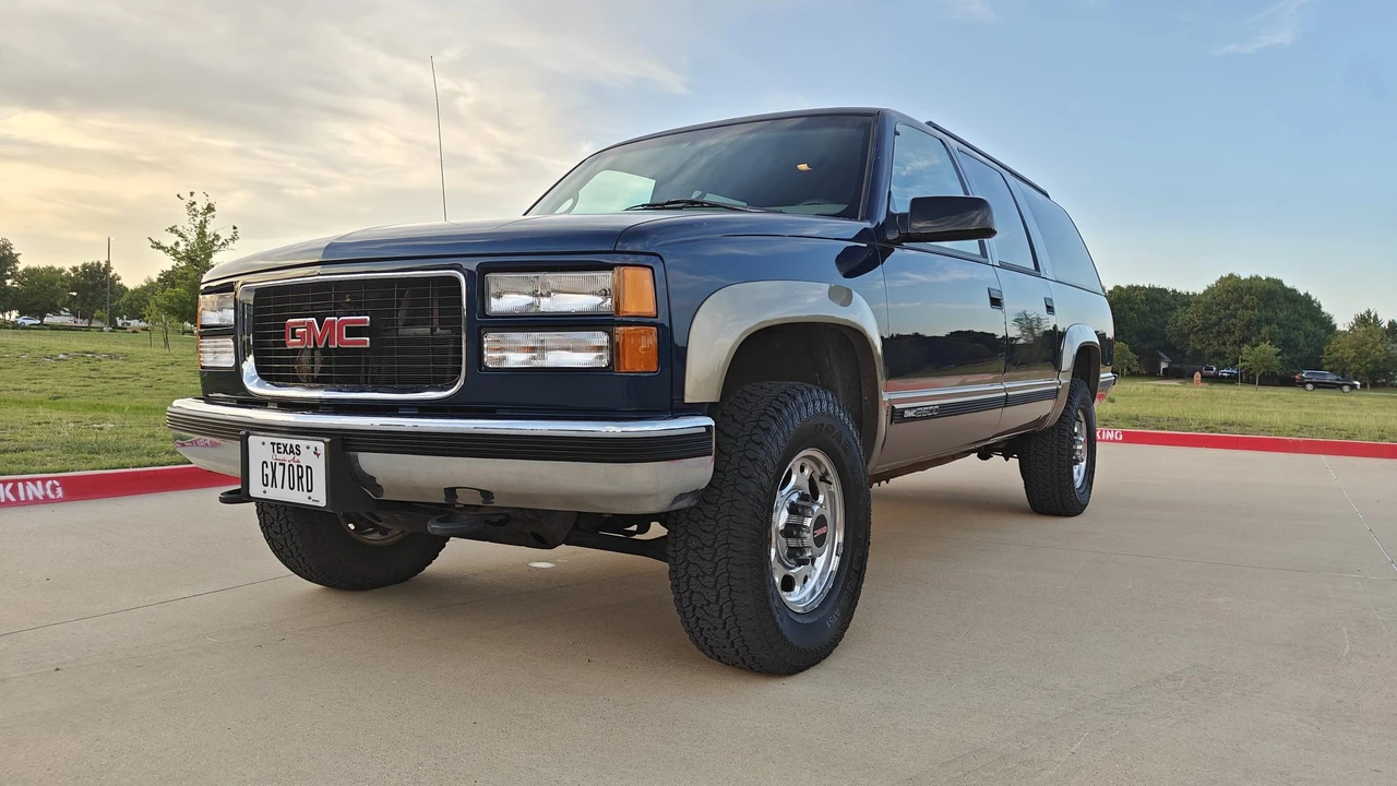 1998 GMC Suburban 8th Gen - Image 3 of 31