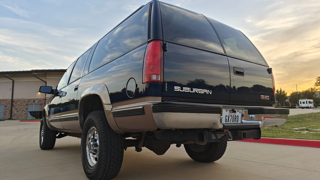 1998 GMC Suburban 8th Gen - Image 27 of 31