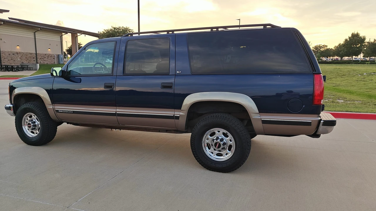 1998 GMC Suburban 8th Gen - Image 28 of 31