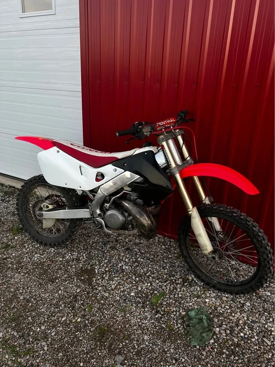 1998 Honda CR - Image 2 of 8