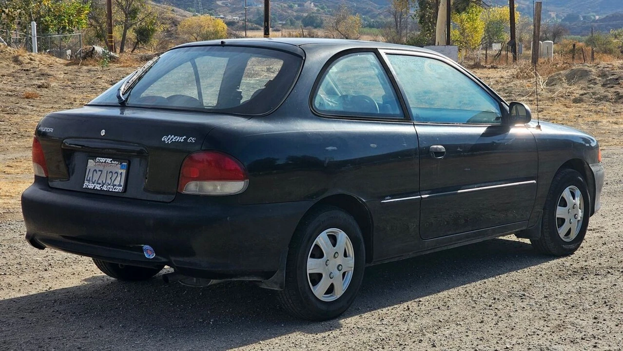 1998 Hyundai Accent - Image 11 of 21