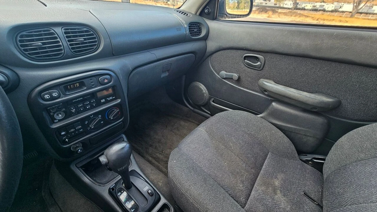 1998 Hyundai Accent - Image 14 of 21