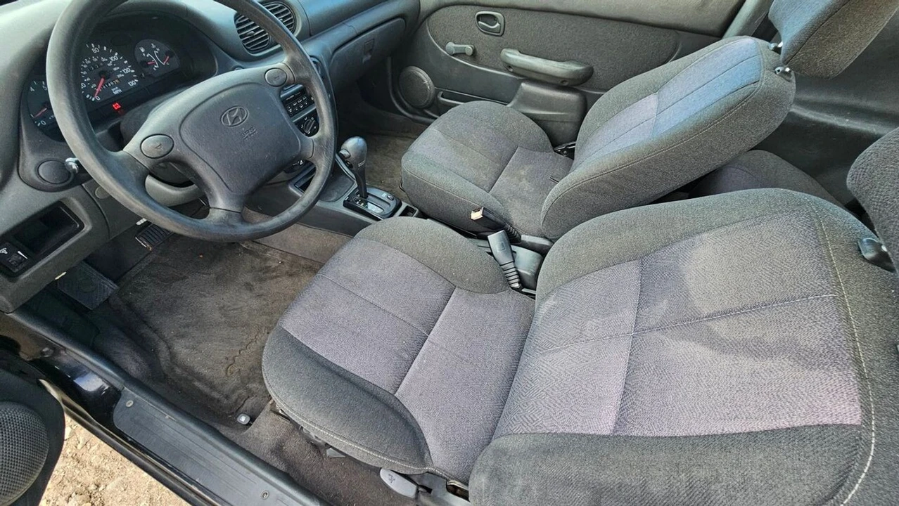 1998 Hyundai Accent - Image 7 of 12