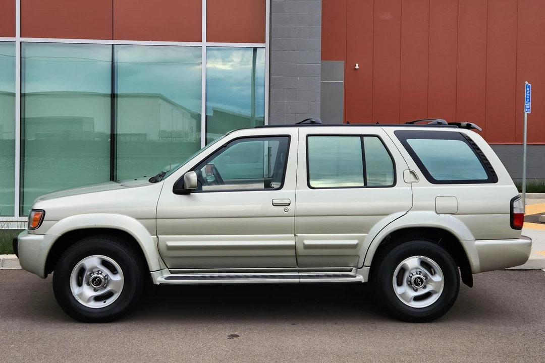 1998 Infiniti QX4 - Image 3 of 31