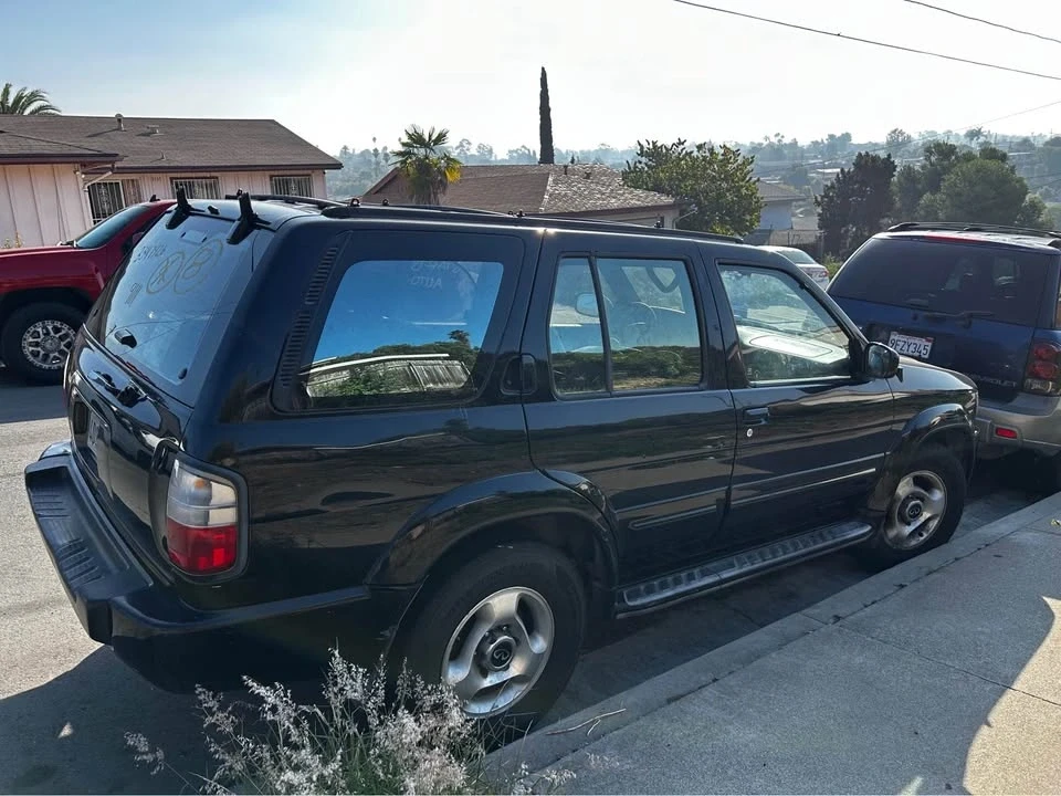 1998 Infiniti QX4 - Image 2 of 3