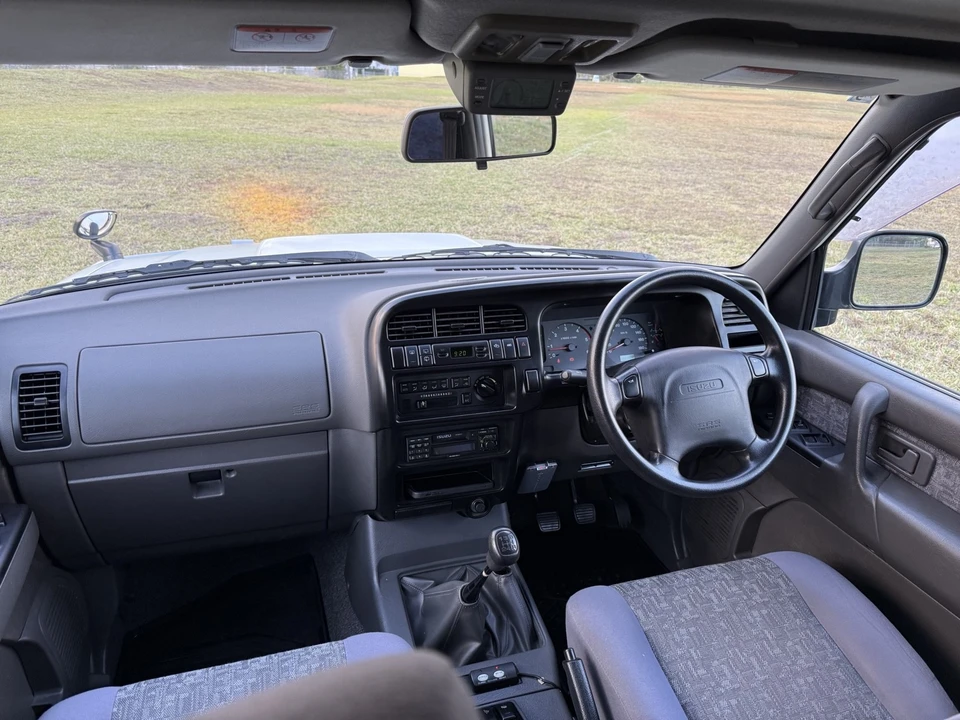 1998 Isuzu Trooper - Image 24 of 31