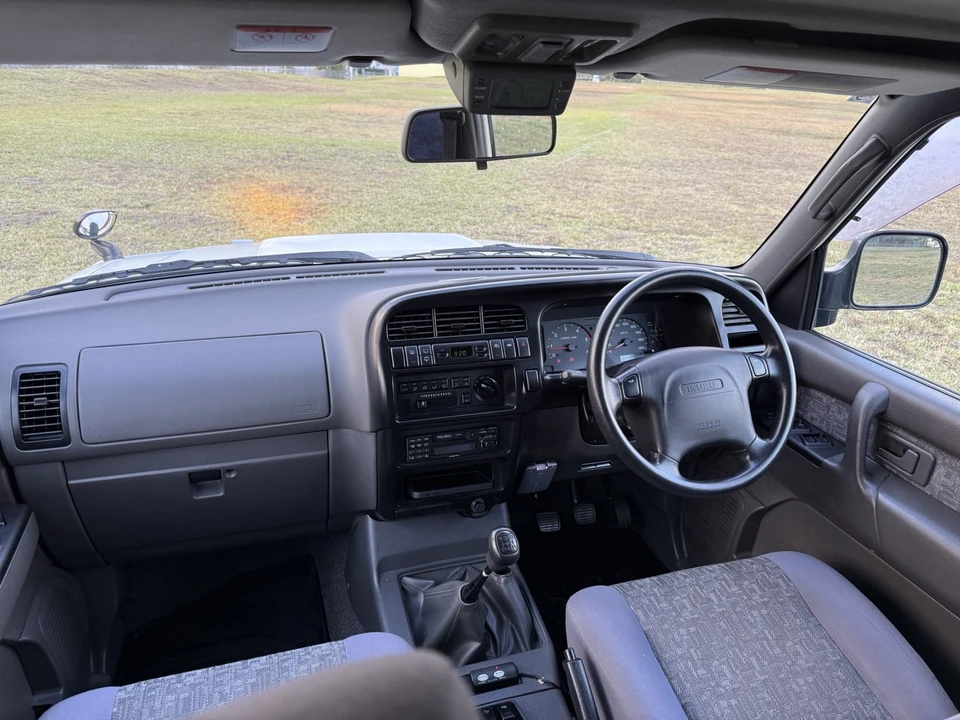 1998 Isuzu Trooper - Image 24 of 30
