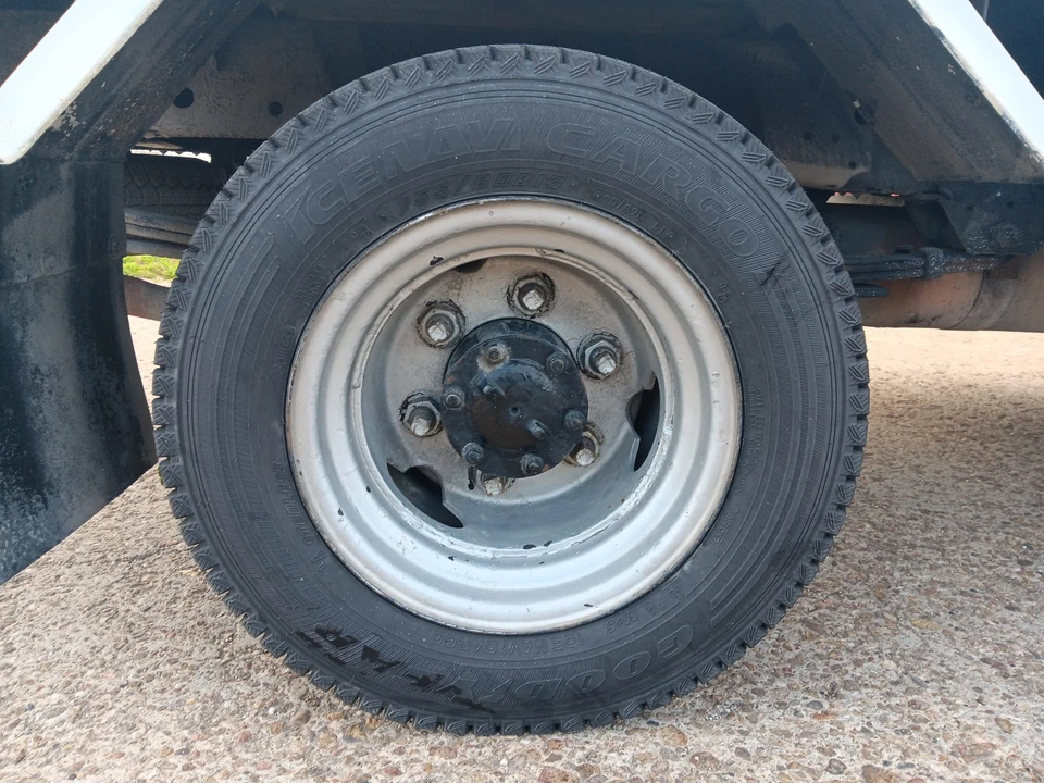1998 Isuzu Elf - Image 17 of 31