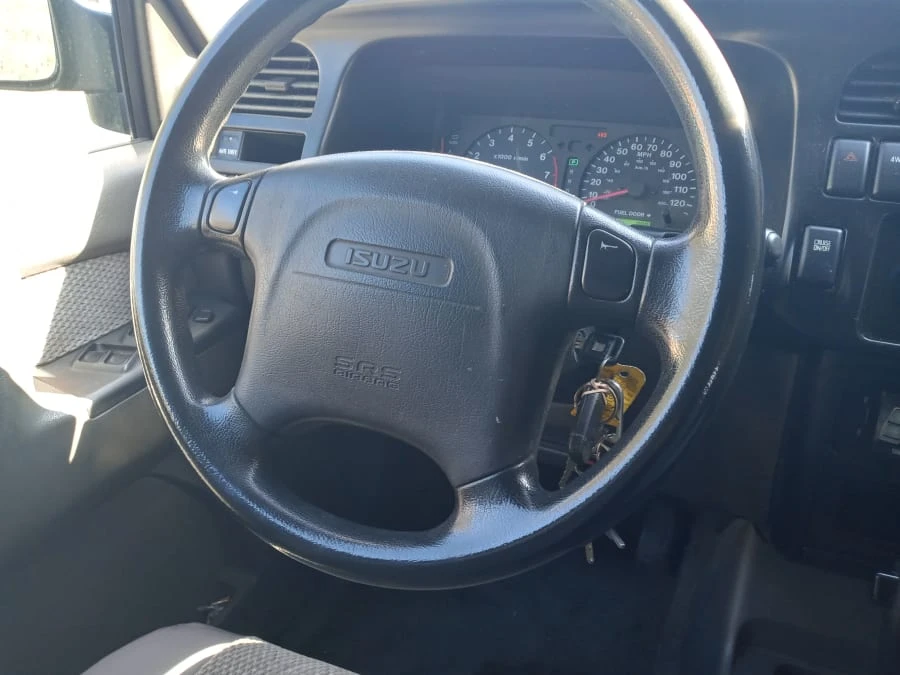 1998 Isuzu Trooper - Image 9 of 13