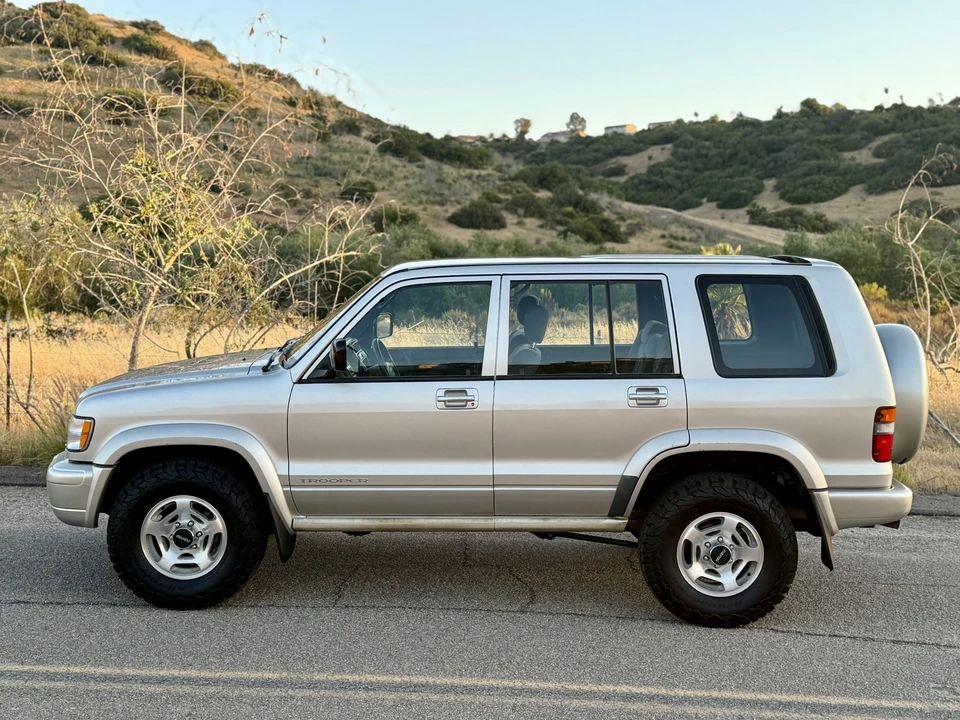 1998 Isuzu Trooper - Image 13 of 31