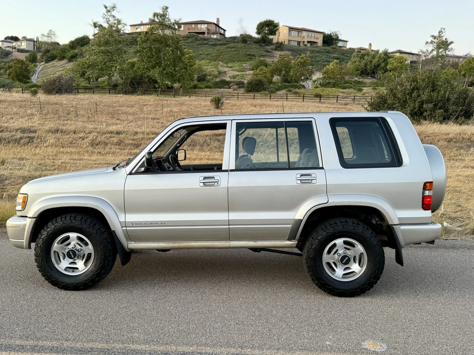 1998 Isuzu Trooper - Image 12 of 31