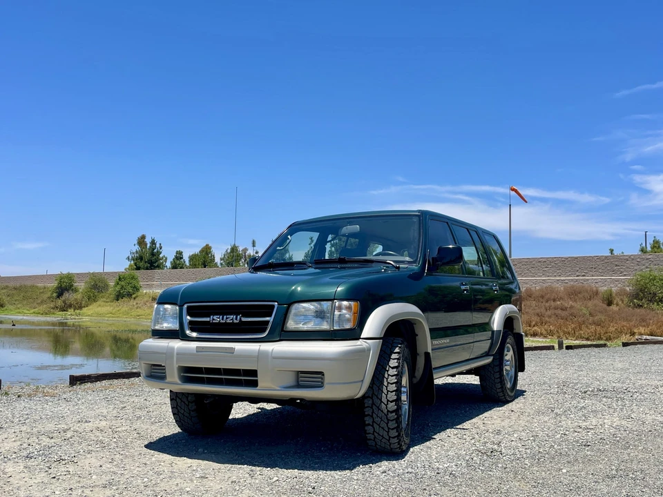 1998 Isuzu Trooper - Image 2 of 31