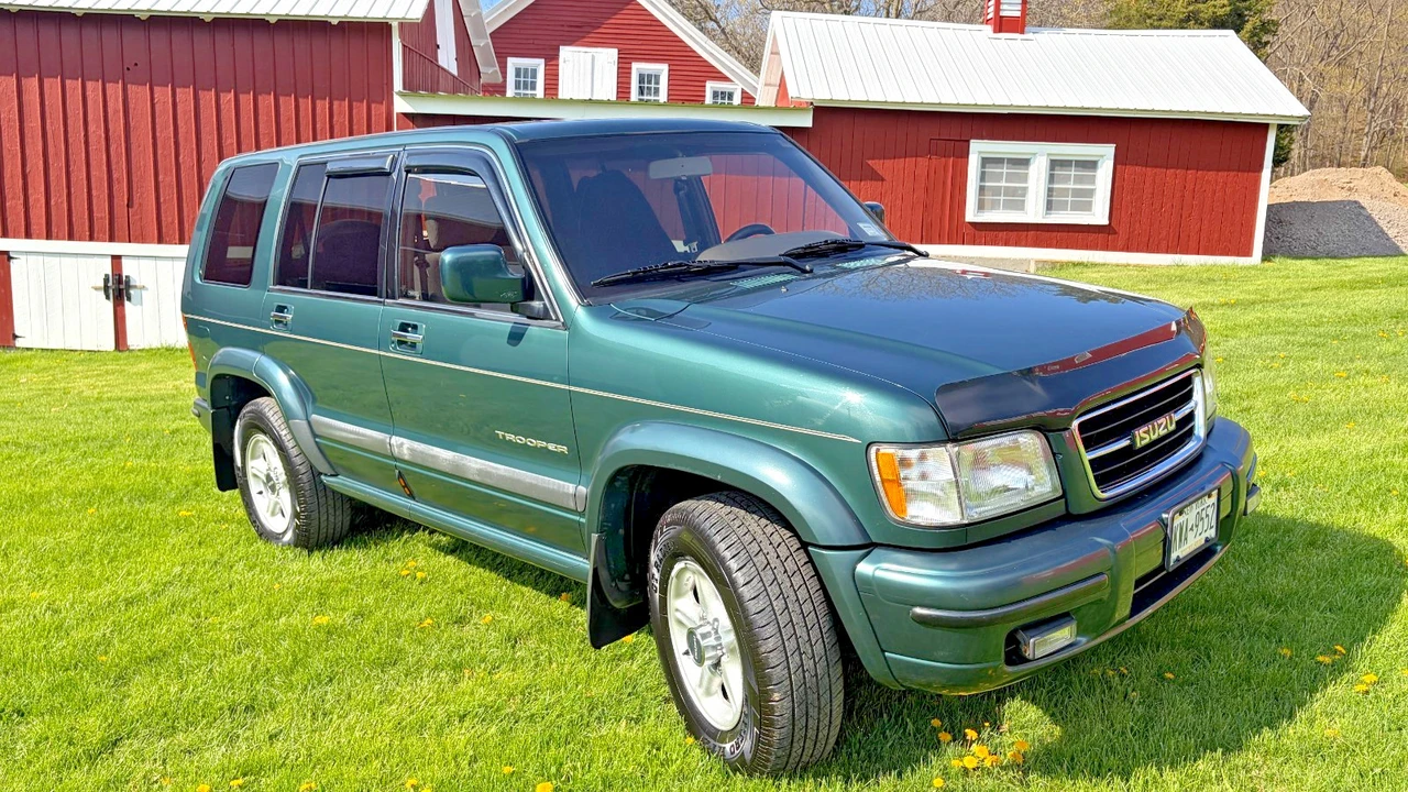 1998 Isuzu Trooper - Image 2 of 31