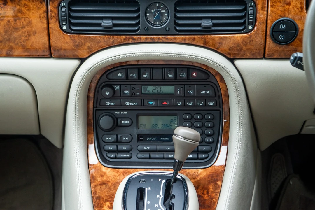 1998 Jaguar X308 XJ - Image 29 of 30