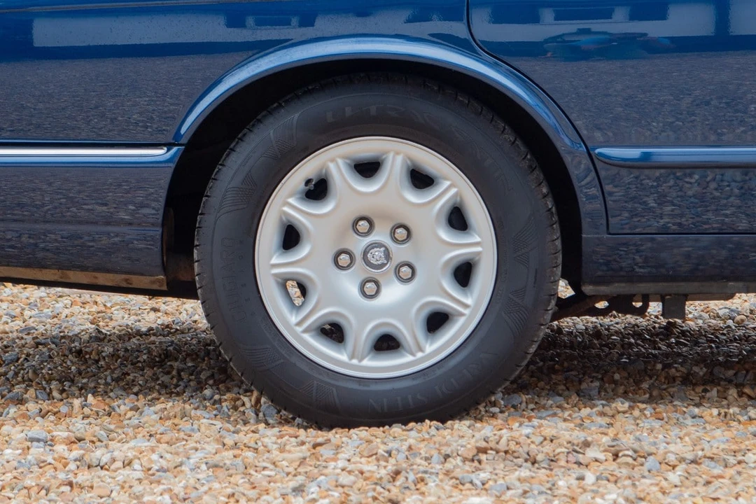 1998 Jaguar X308 XJ - Image 10 of 30