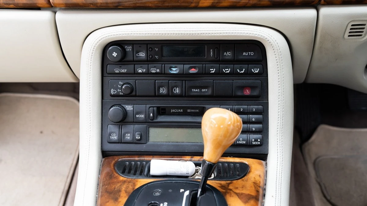 1998 Jaguar X100 XK8 - Image 22 of 30