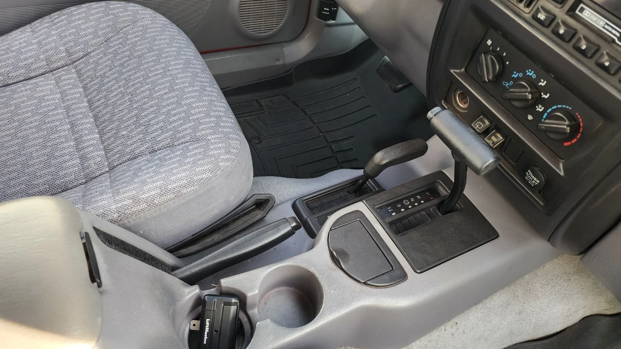 1998 Jeep XJ Cherokee - Image 12 of 21