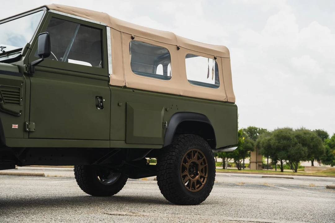 1998 Land Rover Defender 110 - Image 5 of 31