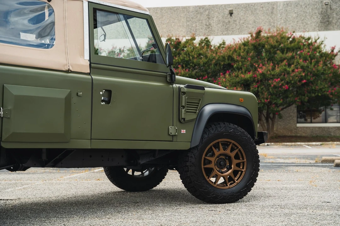 1998 Land Rover Defender 110 - Image 19 of 31