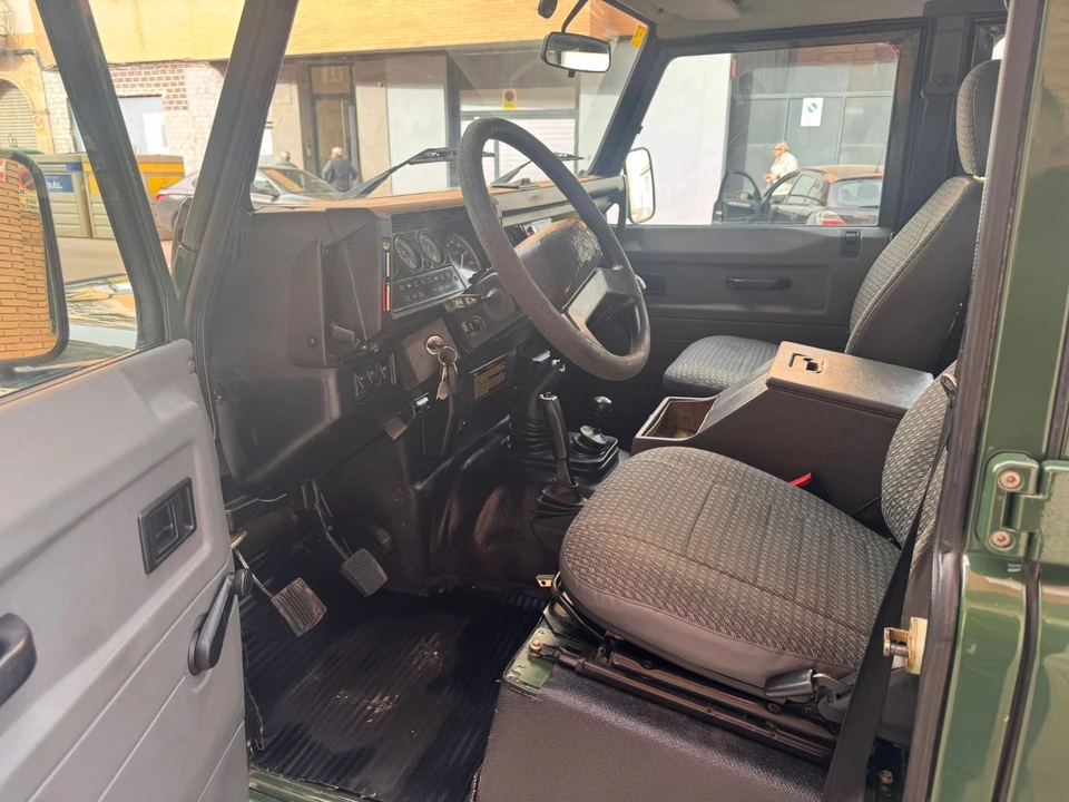 1998 Land Rover Defender 110 - Image 7 of 25