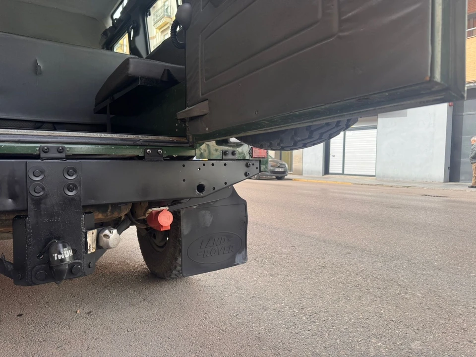 1998 Land Rover Defender 110 - Image 9 of 25
