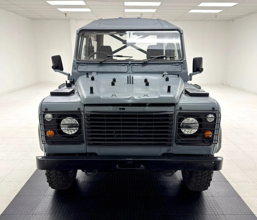 1998 Land Rover Defender 110 - Image 8 of 31