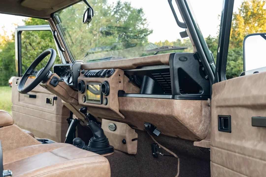 1998 Land Rover Defender 110 - Image 17 of 25