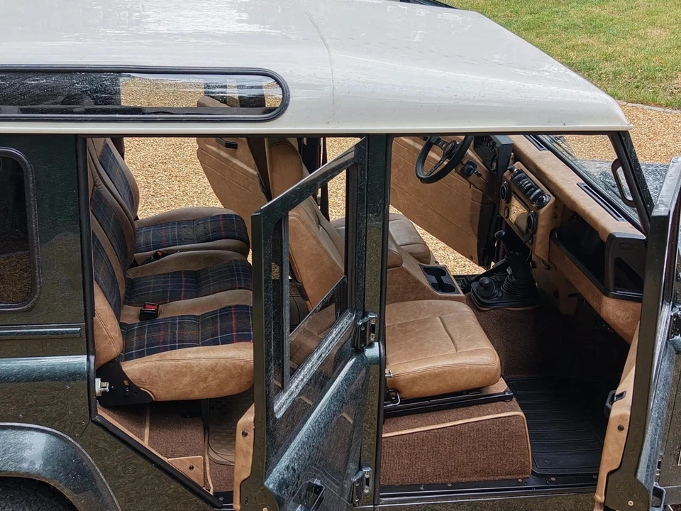 1998 Land Rover Defender 110 - Image 14 of 25