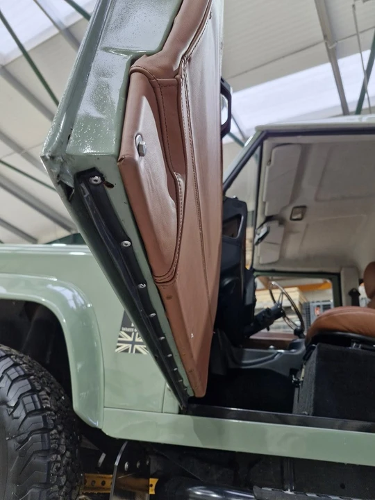 1998 Land Rover Defender 110 - Image 21 of 31