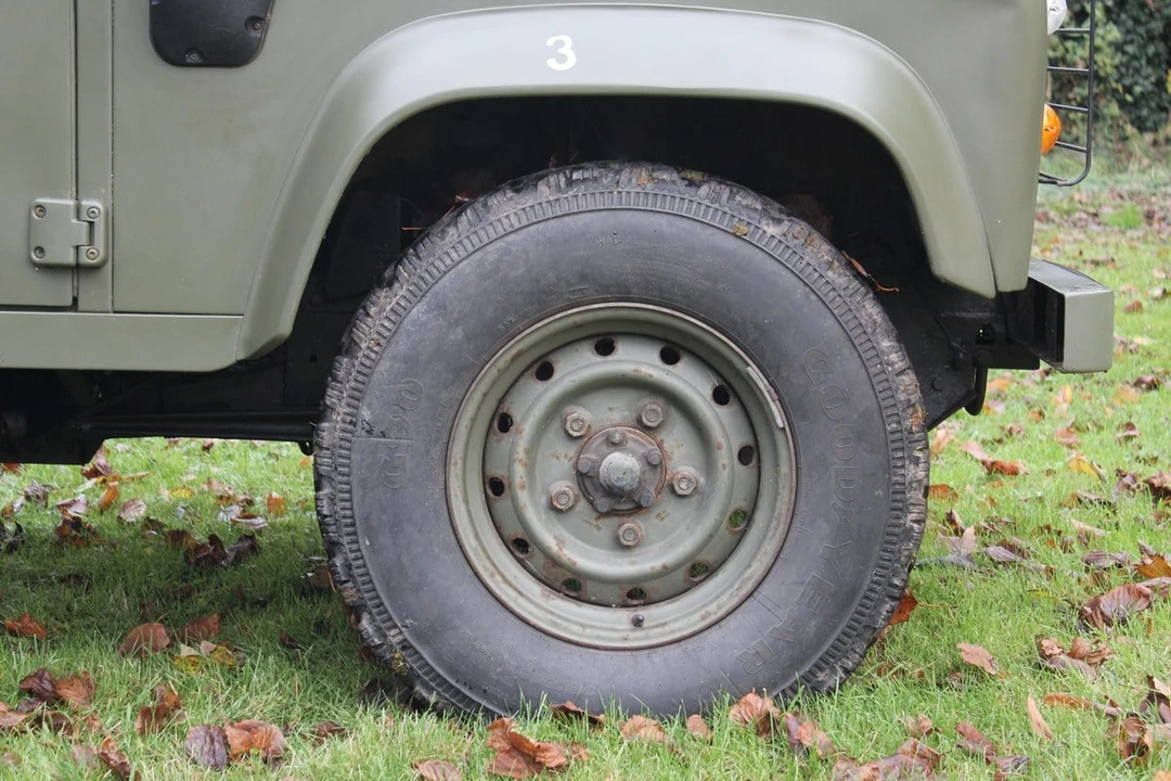 1998 Land Rover Defender 110 - Image 25 of 30