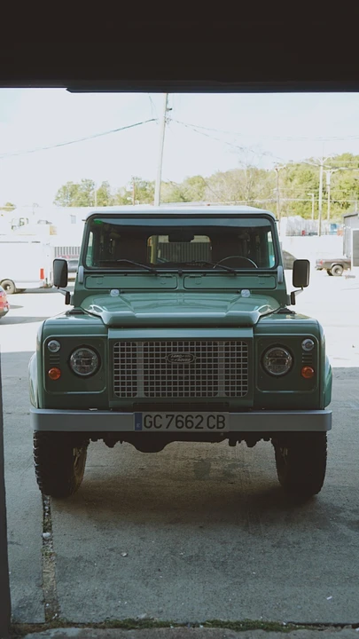1998 Land Rover Defender 110 - Image 8 of 21